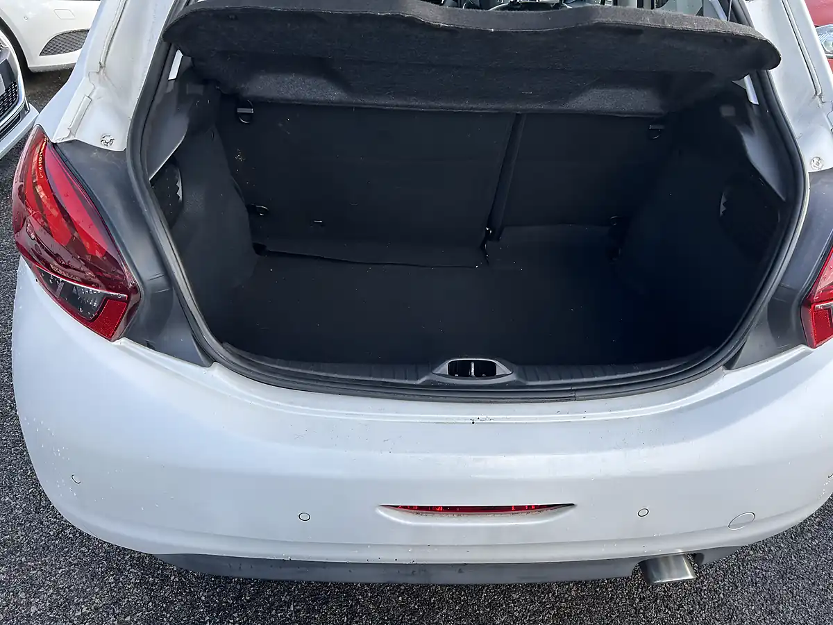 Used 2017 Peugeot 208 GT Line White - Interior and Exterior details 17