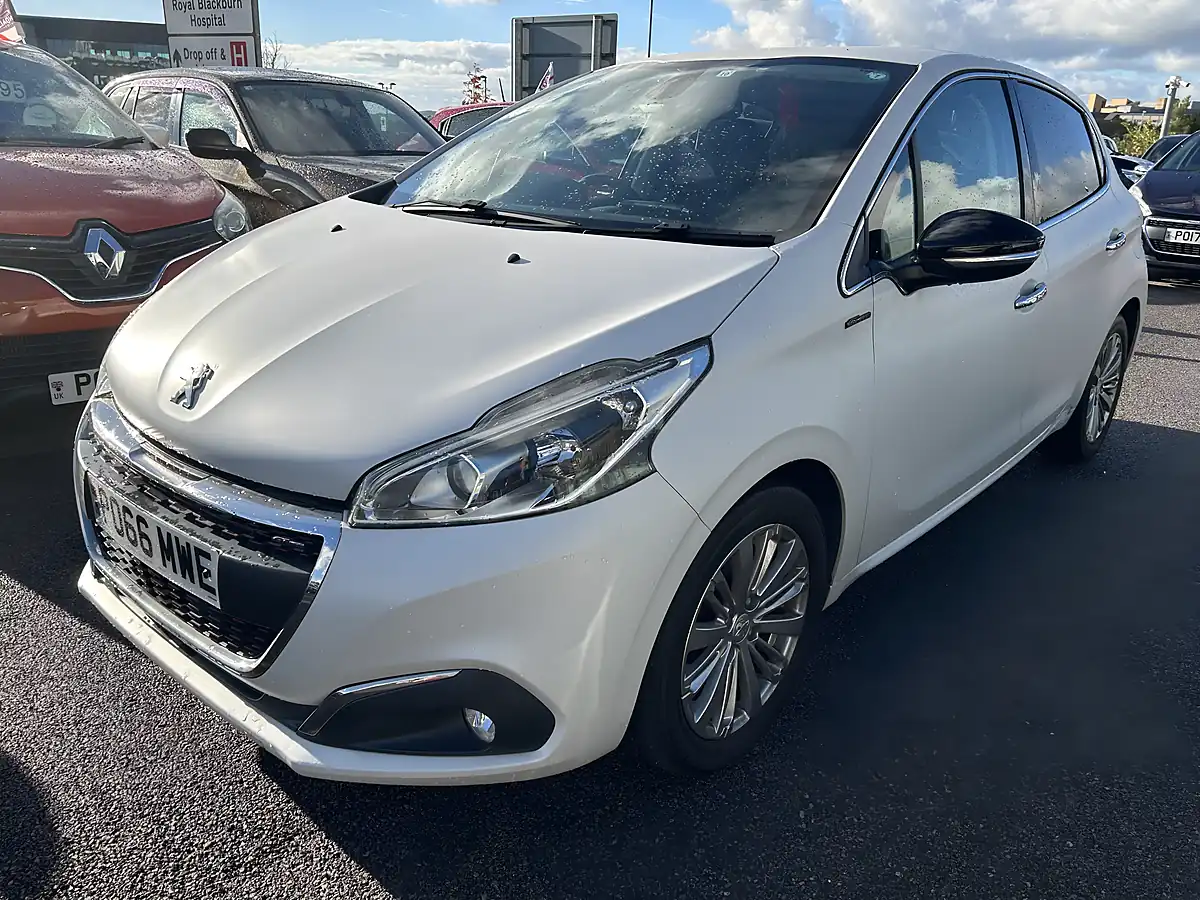 Used 2017 Peugeot 208 GT Line White - Interior and Exterior details 3