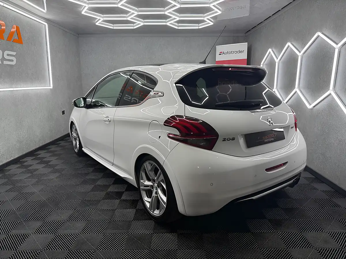 Used 2017 Peugeot 208 Prestige White - Interior and Exterior details 10