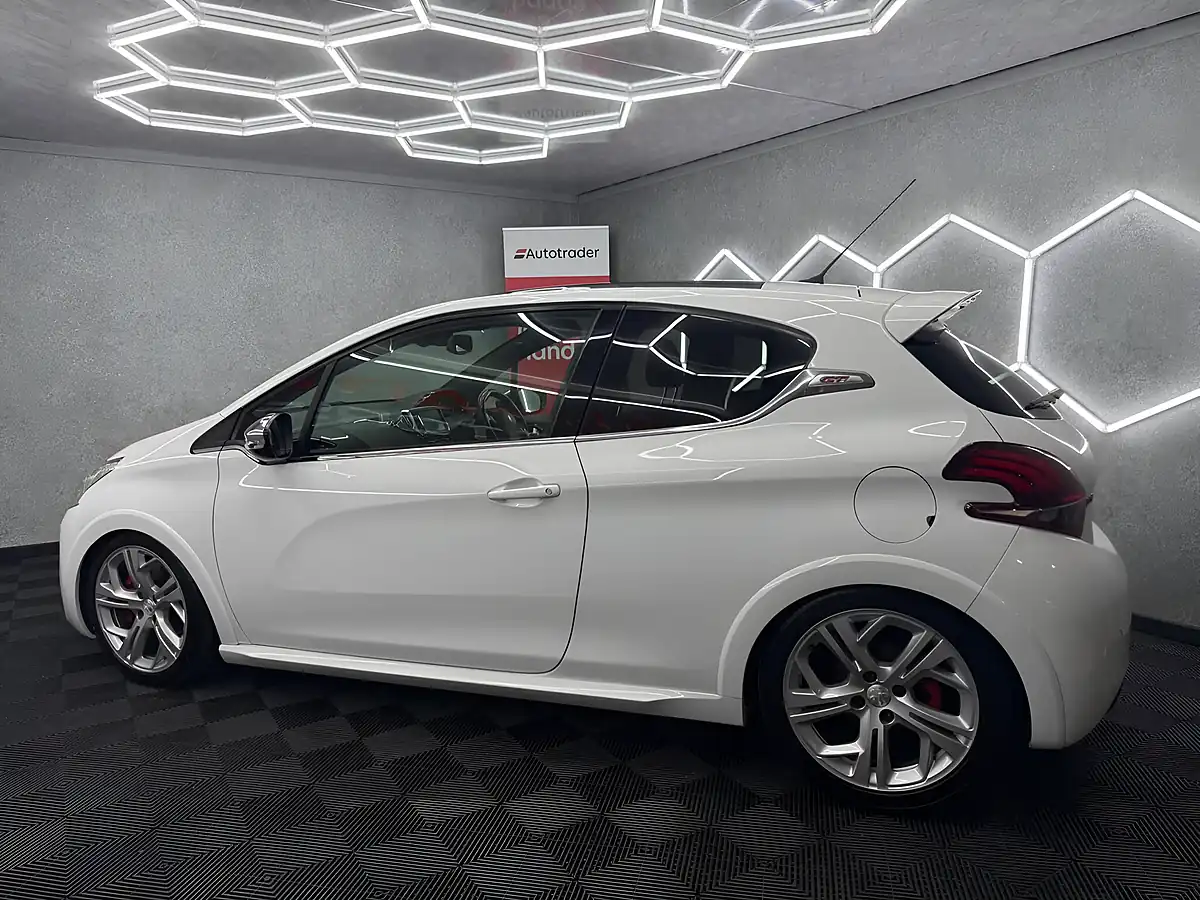 Used 2017 Peugeot 208 Prestige White - Interior and Exterior details 11
