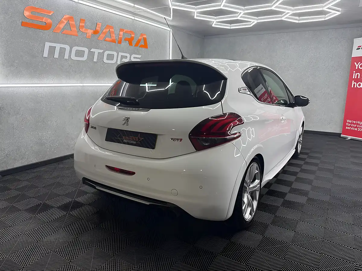 Used 2017 Peugeot 208 Prestige White - Interior and Exterior details 12