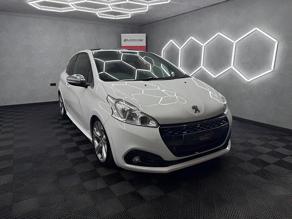 Used 2017 Peugeot 208 Prestige White - Interior and Exterior details 4