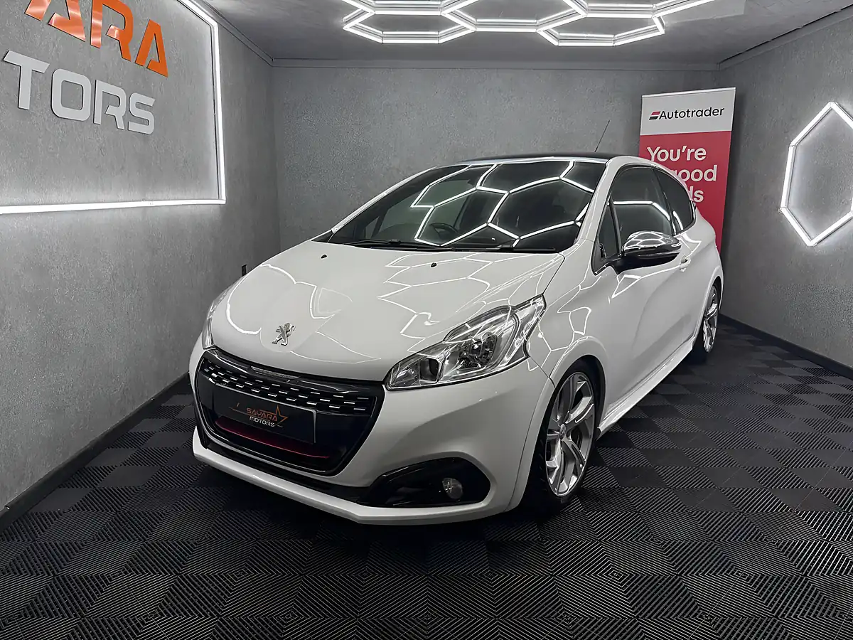 Used 2017 Peugeot 208 Prestige White - Interior and Exterior details 8
