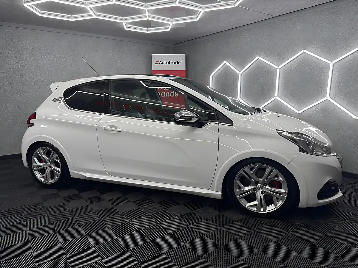 Used 2017 Peugeot 208 Prestige White - Interior and Exterior details 9