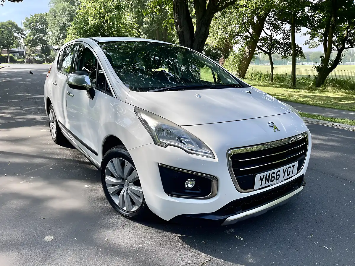 Used 2017 Peugeot 3008 Active White - Front View