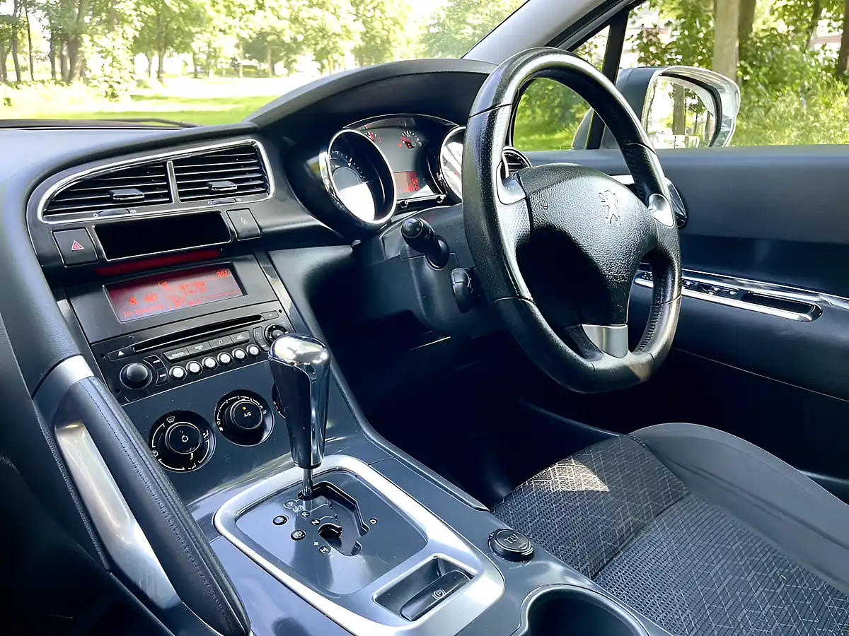 Used 2017 Peugeot 3008 Active White - Interior and Exterior details 15