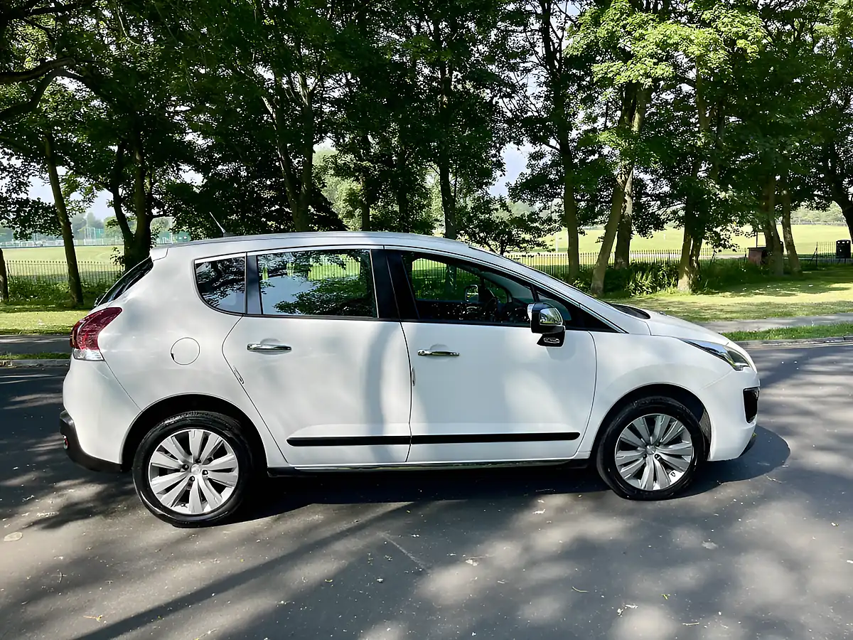 Used 2017 Peugeot 3008 Active White - Interior and Exterior details 6