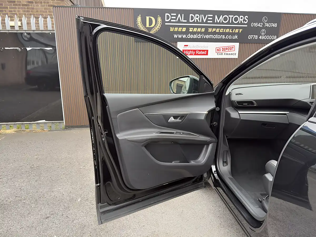 Used 2017 Peugeot 3008 Allure Black - Interior and Exterior details 11