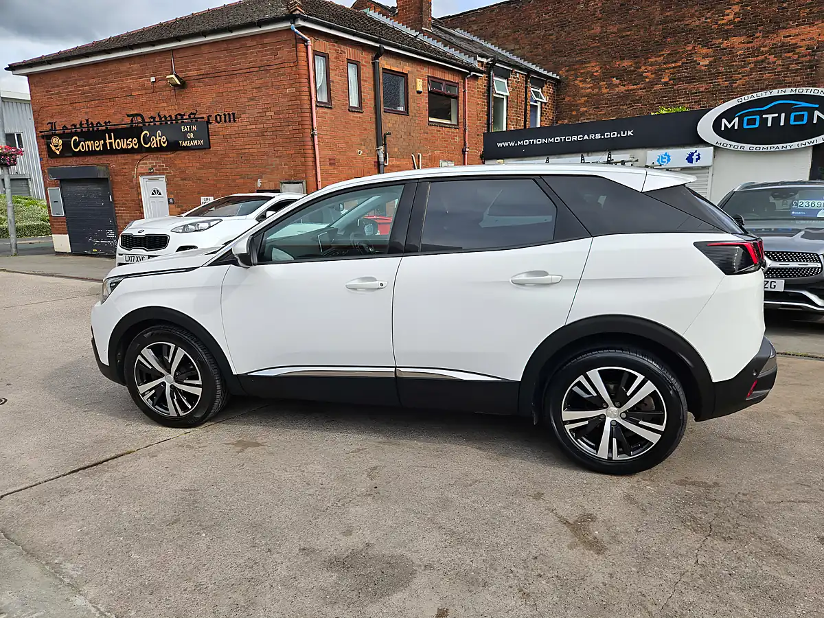Used 2017 Peugeot 3008 Allure Blue White - Interior and Exterior details 18