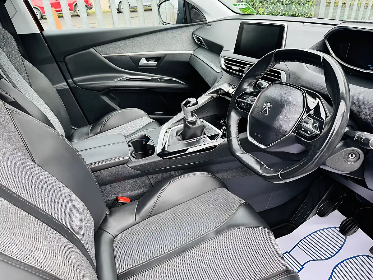 Used 2017 Peugeot 3008 Allure Bronze - Interior and Exterior details 6
