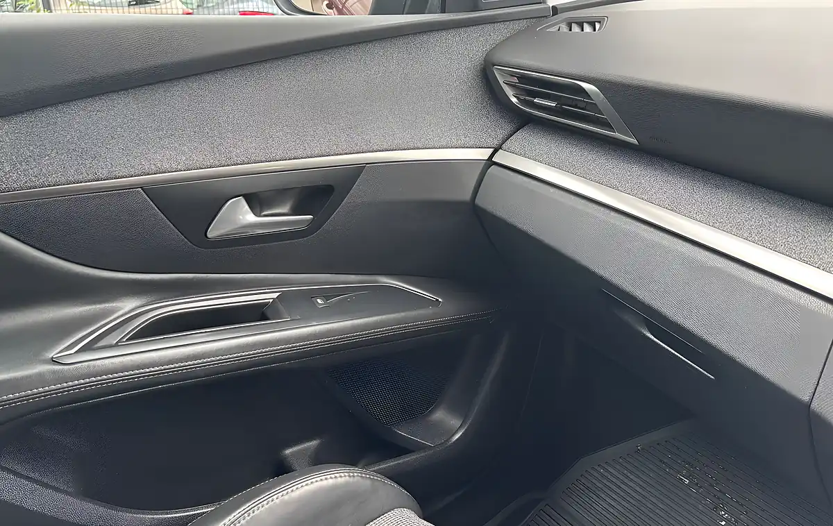 Used 2017 Peugeot 3008 Allure Bronze - Interior and Exterior details 7