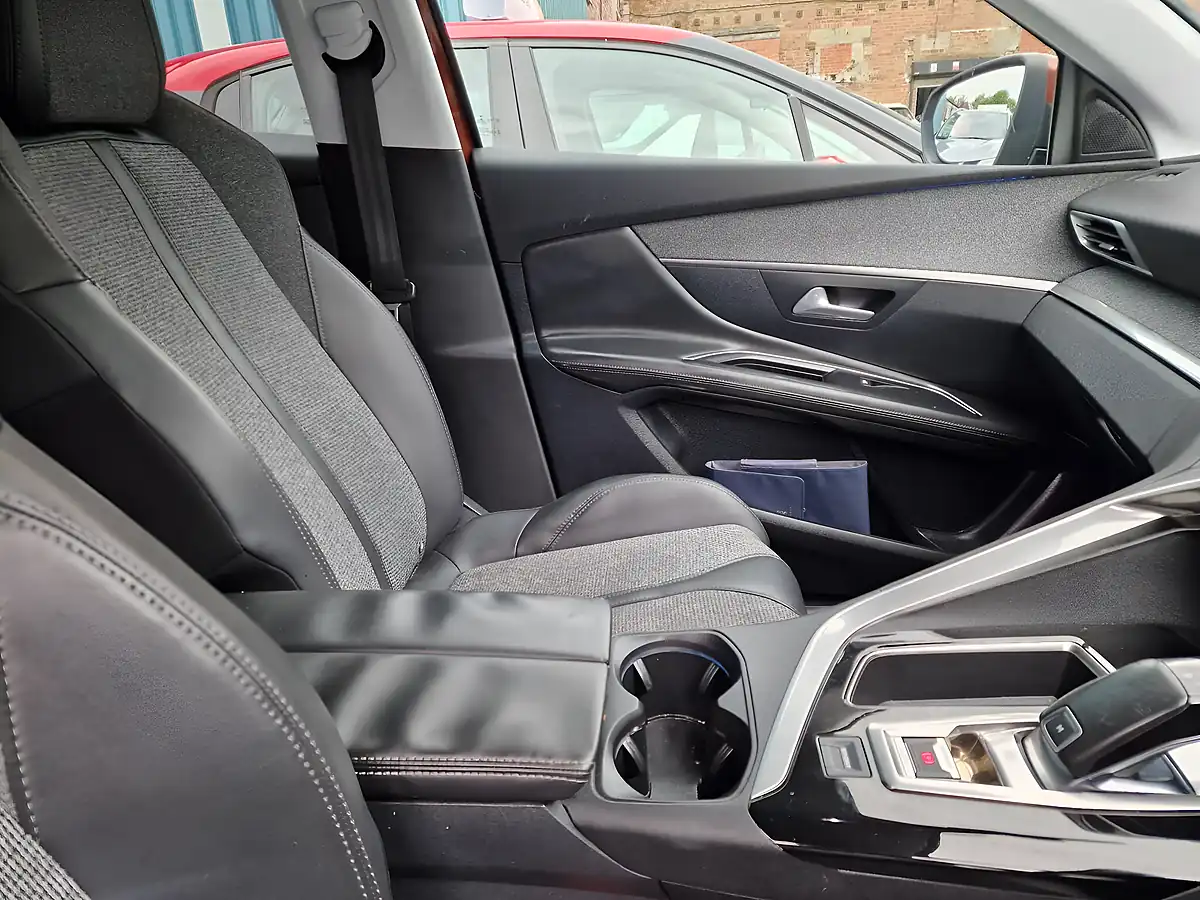 Used 2017 Peugeot 3008 Allure Bronze - Interior and Exterior details 11
