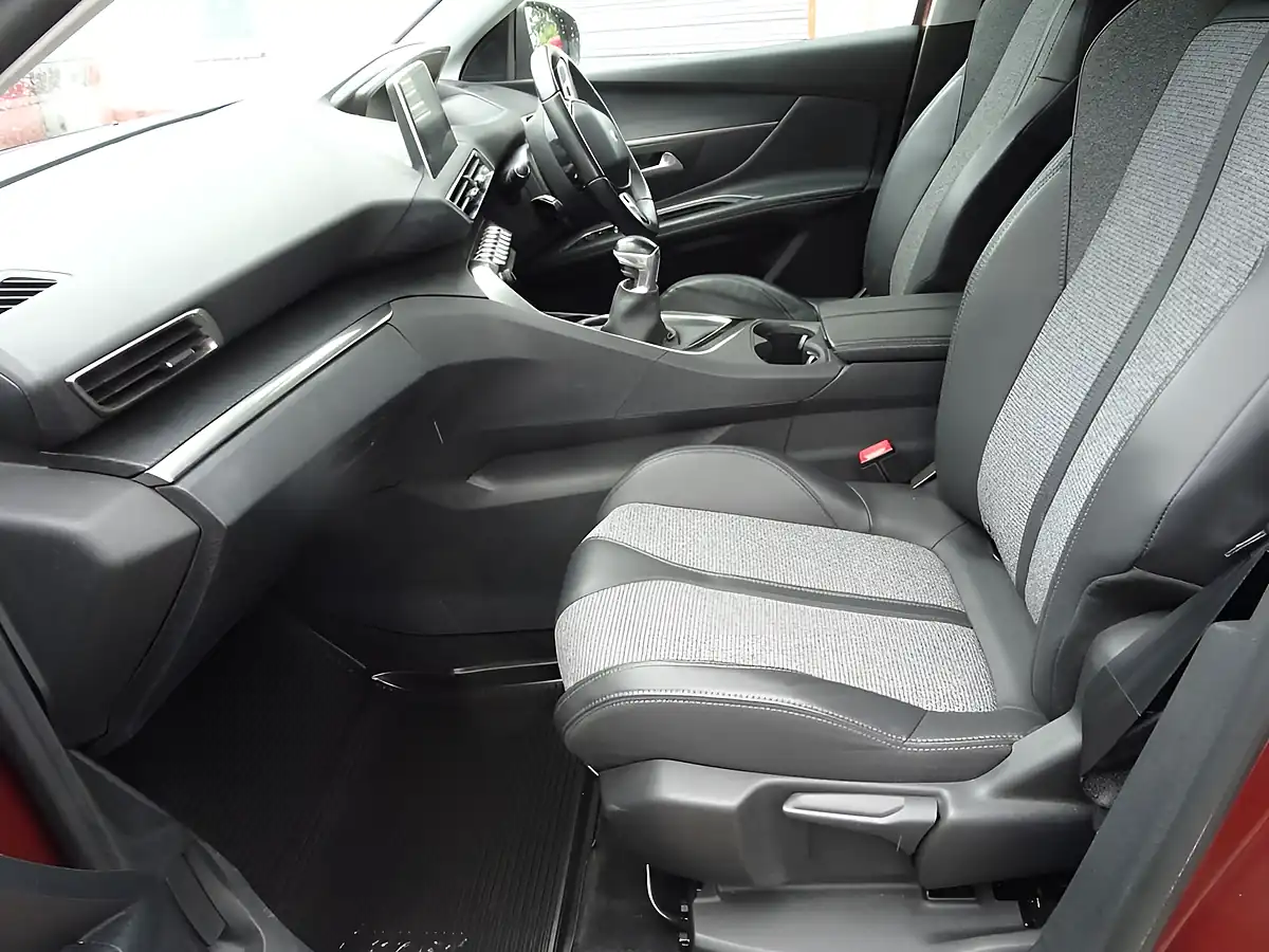 Used 2017 Peugeot 3008 Allure Bronze - Interior and Exterior details 8