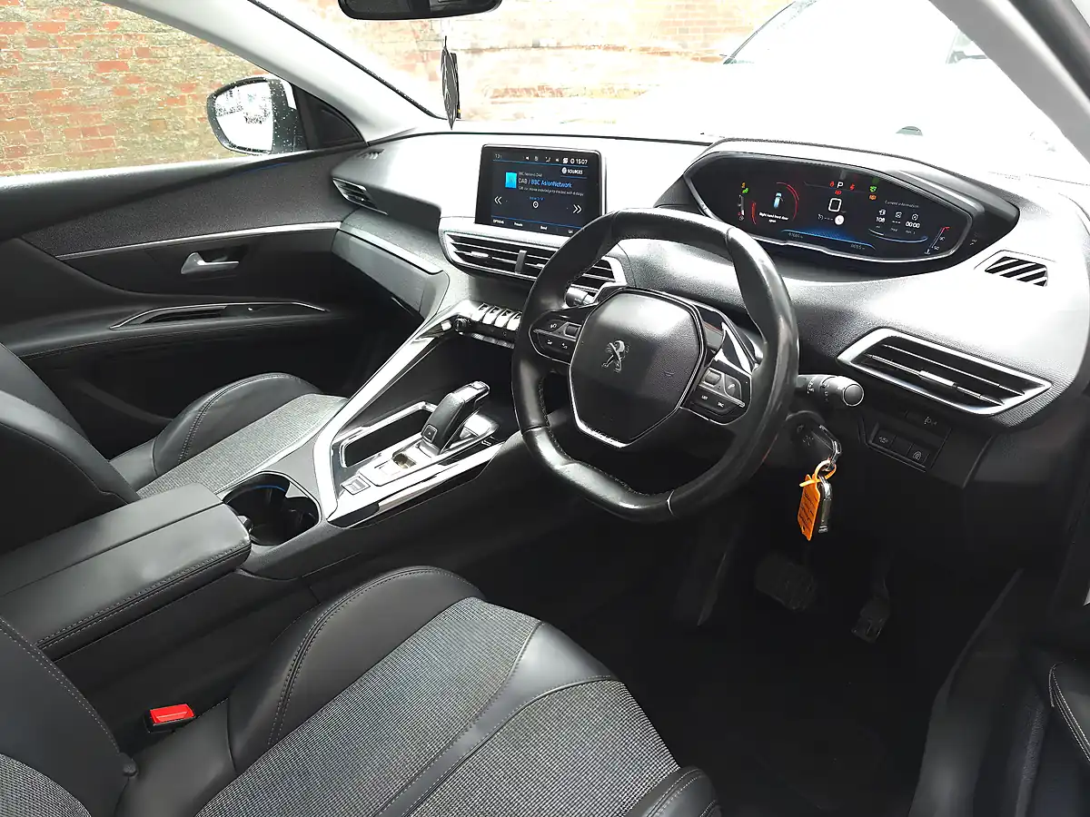 Used 2017 Peugeot 3008 Allure Eat White - Interior and Exterior details 12