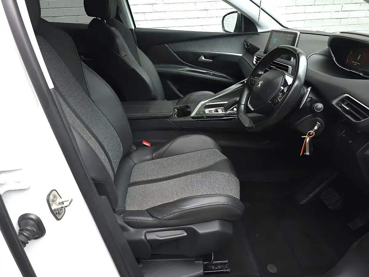 Used 2017 Peugeot 3008 Allure Eat White - Interior and Exterior details 13