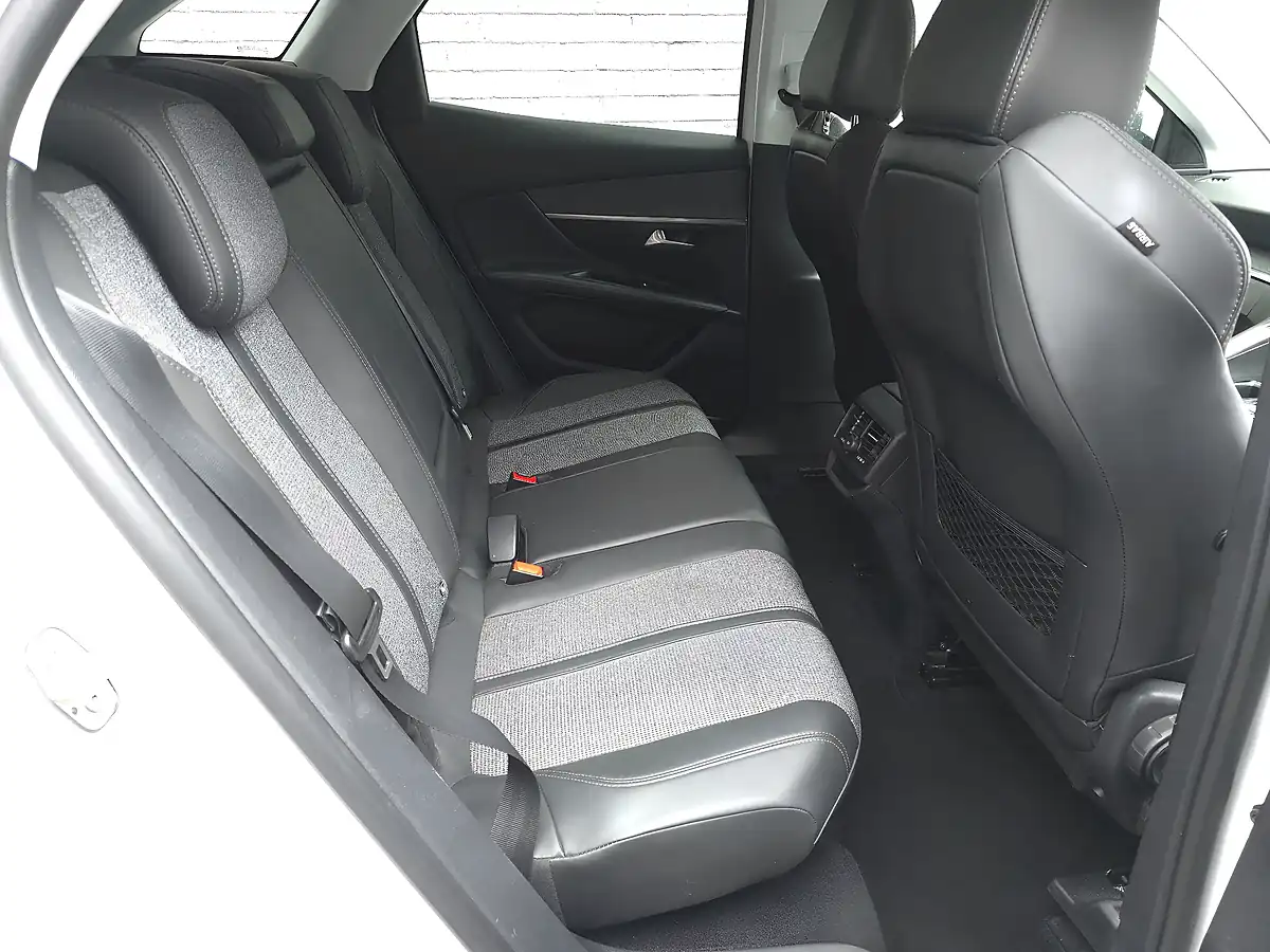 Used 2017 Peugeot 3008 Allure Eat White - Interior and Exterior details 14