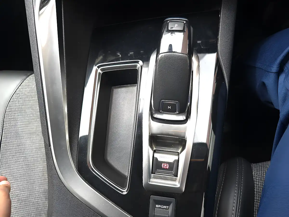 Used 2017 Peugeot 3008 Allure Eat White - Interior and Exterior details 16