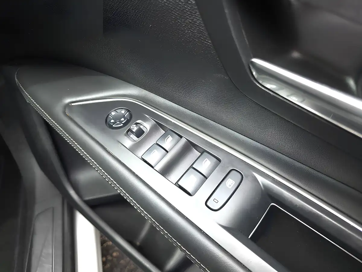 Used 2017 Peugeot 3008 Allure Eat White - Interior and Exterior details 17