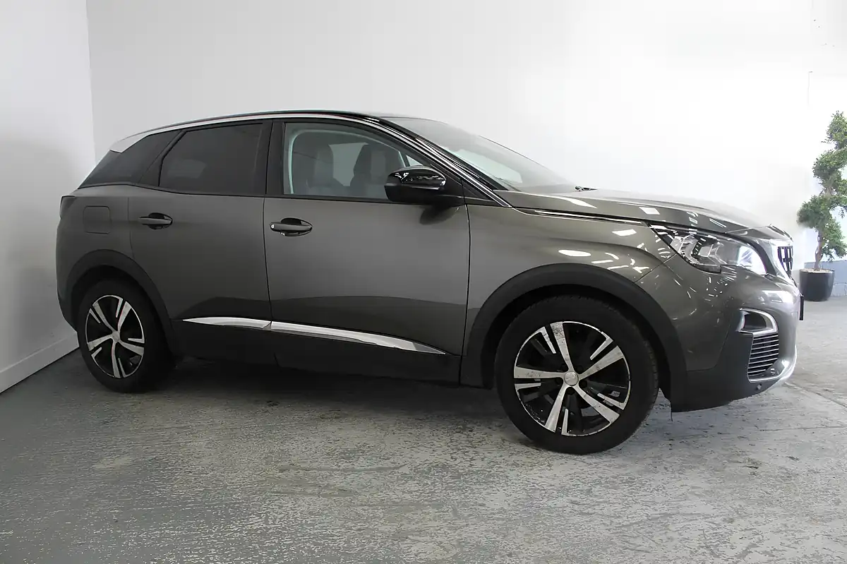 Used 2017 Peugeot 3008 Allure Grey - Interior and Exterior details 3