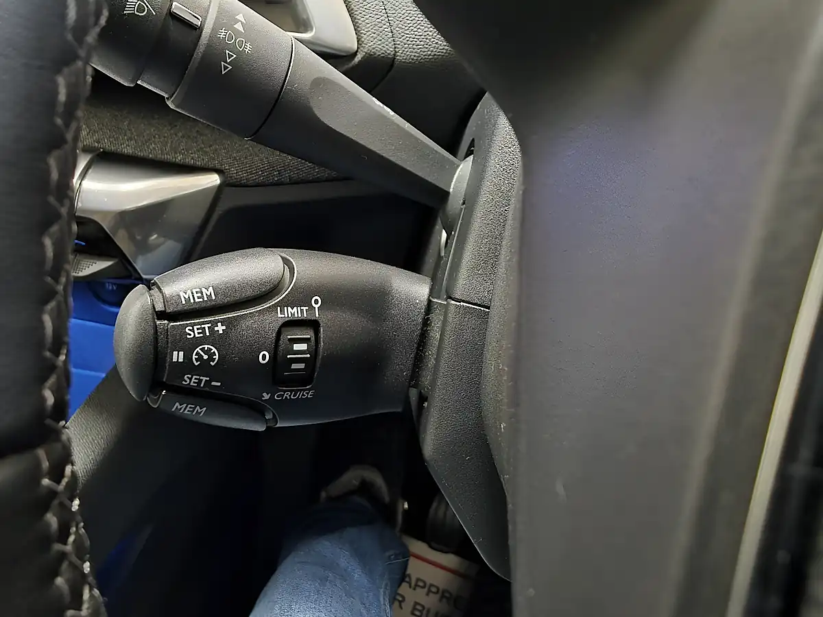 Used 2017 Peugeot 3008 Allure Grey - Interior and Exterior details 11