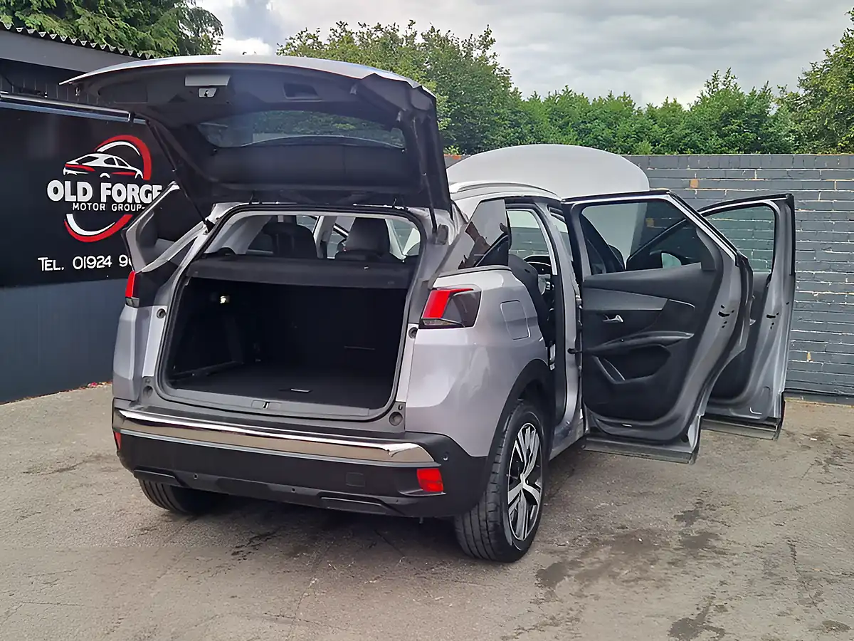 Used 2017 Peugeot 3008 Allure Grey - Interior and Exterior details 12