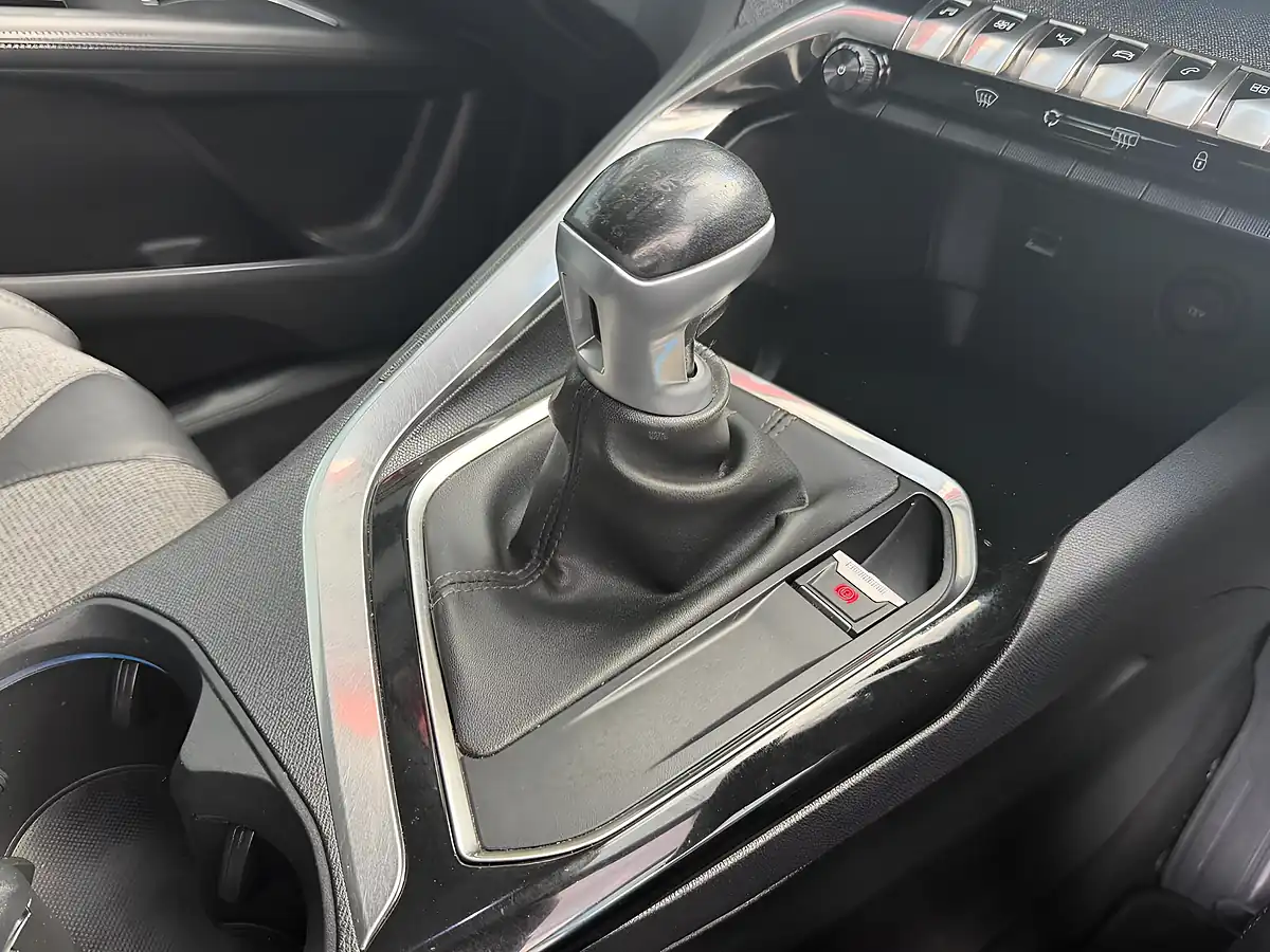 Used 2017 Peugeot 3008 Allure Grey - Interior and Exterior details 13