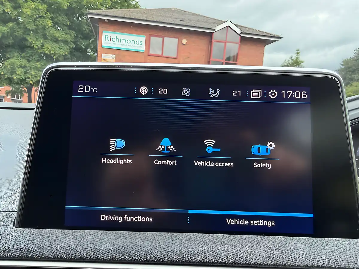 Used 2017 Peugeot 3008 Allure Grey - Interior and Exterior details 17