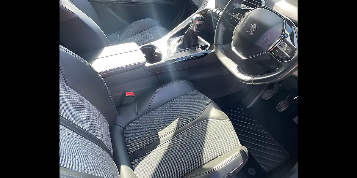 Used 2017 Peugeot 3008 Allure Magenta Red Metallic - Interior and Exterior details 11