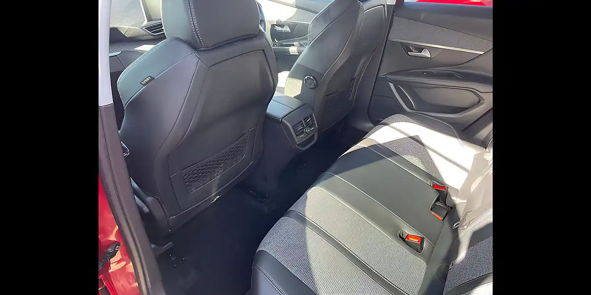 Used 2017 Peugeot 3008 Allure Magenta Red Metallic - Interior and Exterior details 8