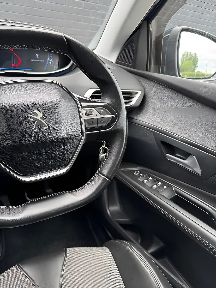 Used 2017 Peugeot 3008 Allure Magnetic Blue - Interior and Exterior details 17