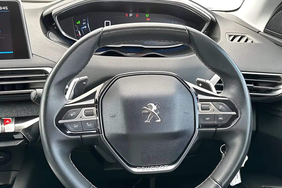 Used 2017 Peugeot 3008 Allure Red - Interior and Exterior details 13
