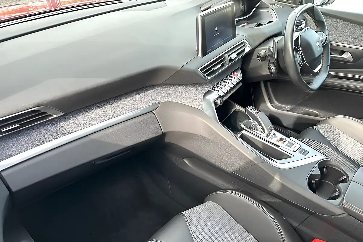 Used 2017 Peugeot 3008 Allure Red - Interior and Exterior details 15