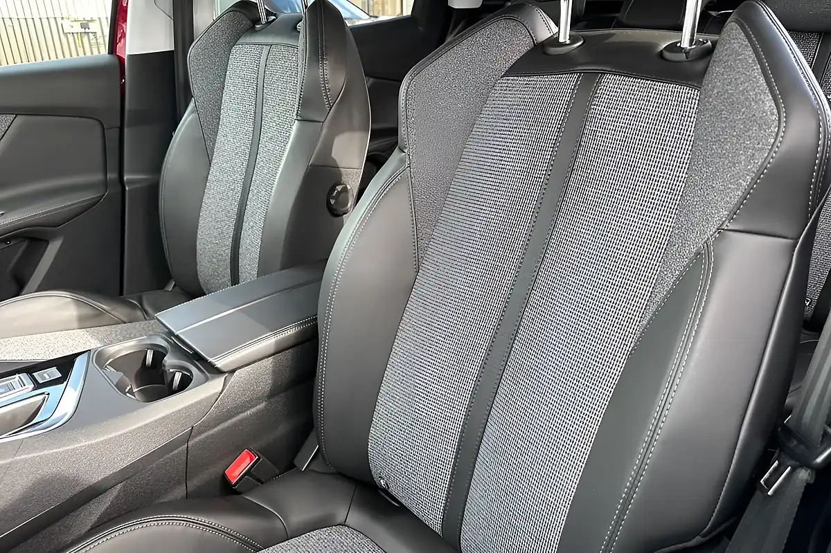 Used 2017 Peugeot 3008 Allure Red - Interior and Exterior details 16