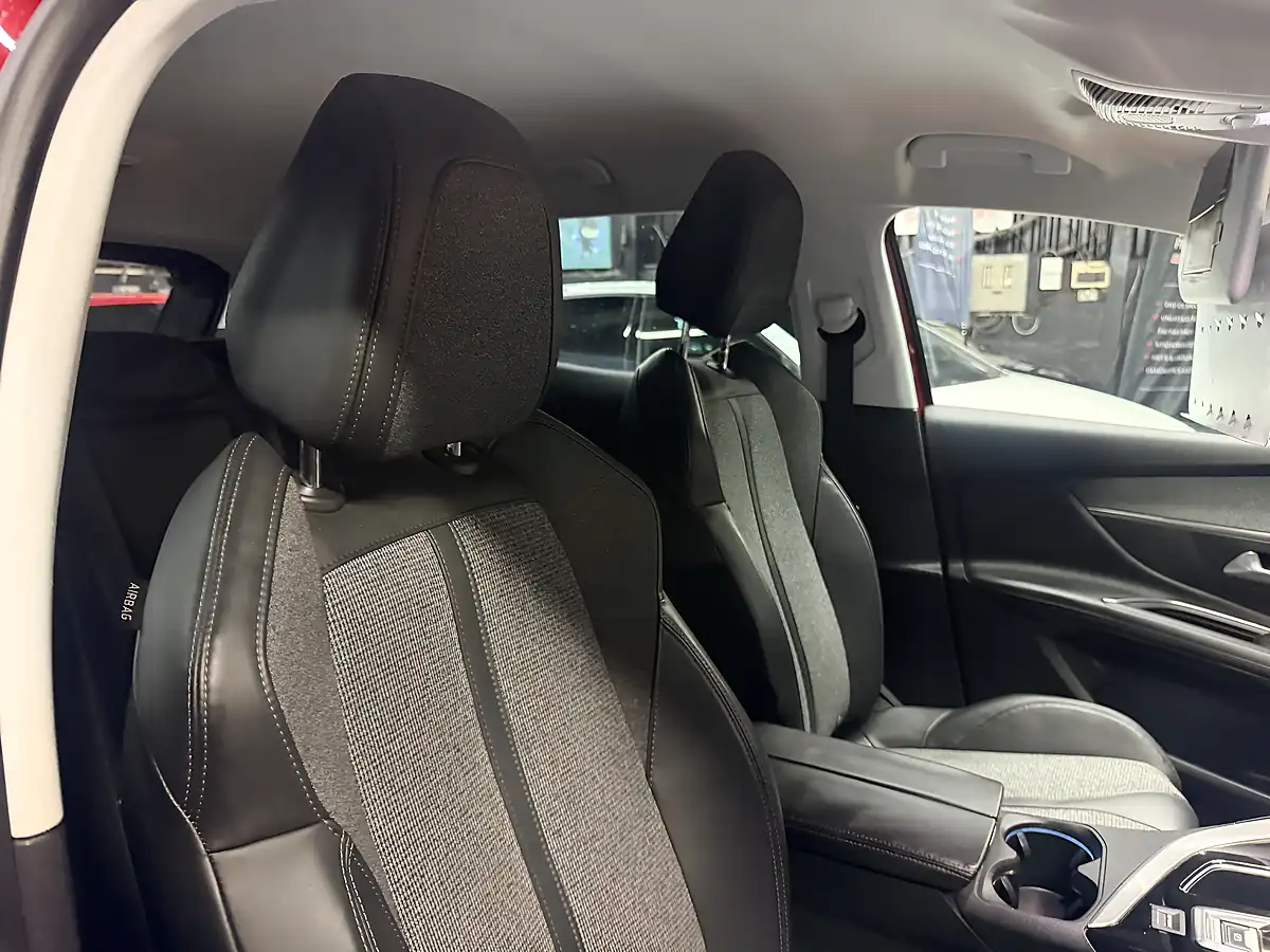 Used 2017 Peugeot 3008 Allure Red - Interior and Exterior details 16
