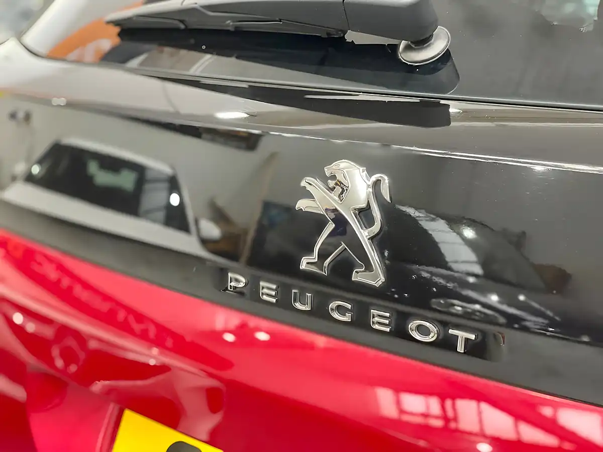 Used 2017 Peugeot 3008 Allure Red - Interior and Exterior details 12