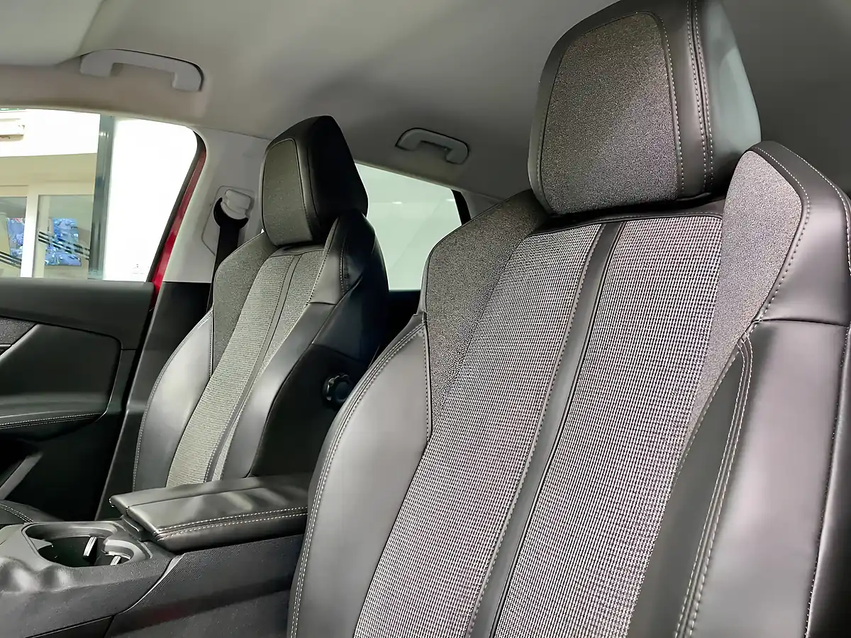 Used 2017 Peugeot 3008 Allure Red - Interior and Exterior details 17