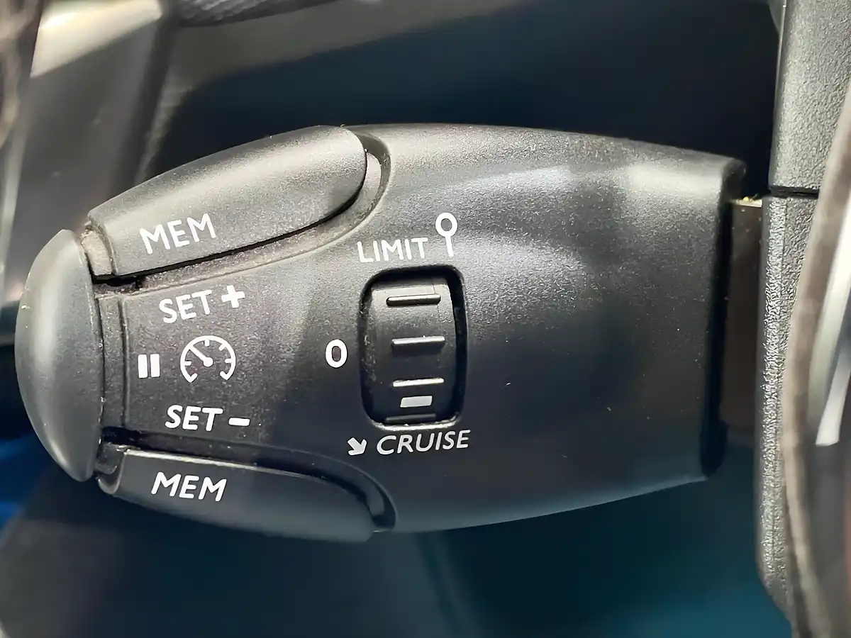 Used 2017 Peugeot 3008 Allure Red - Interior and Exterior details 18
