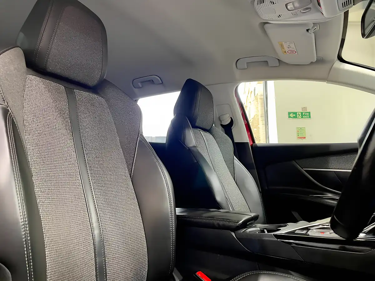 Used 2017 Peugeot 3008 Allure Red - Interior and Exterior details 7