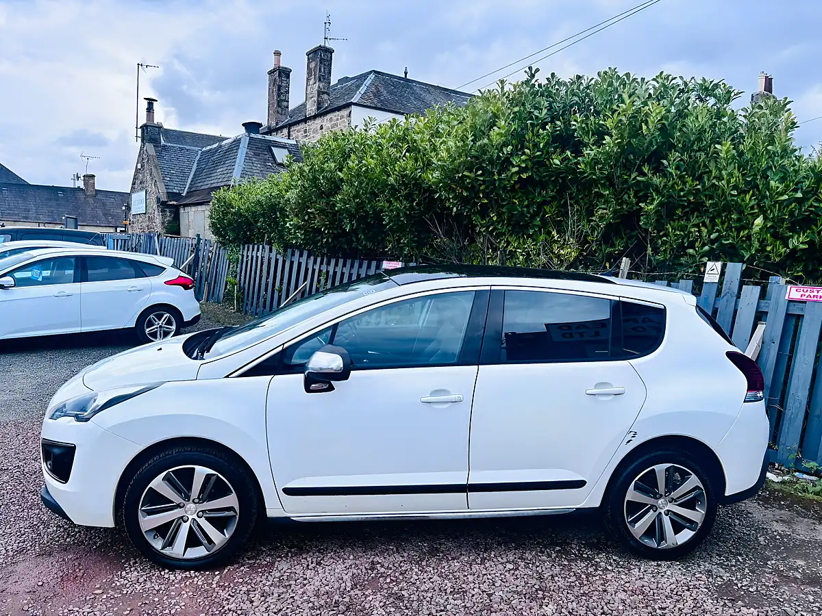 Used 2017 Peugeot 3008 Allure White - Interior and Exterior details 9