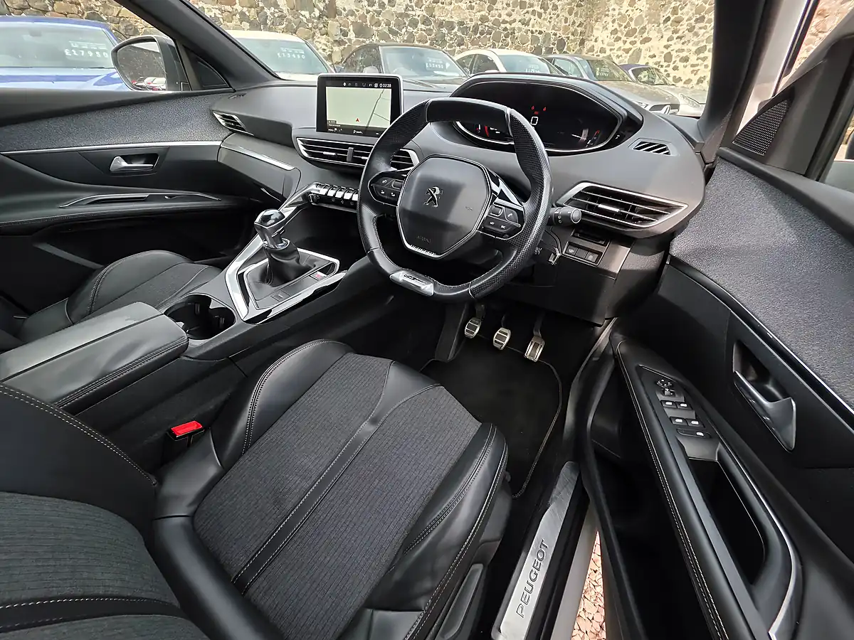 Used 2017 Peugeot 3008 GT Line Pearlescent White - Interior and Exterior details 8