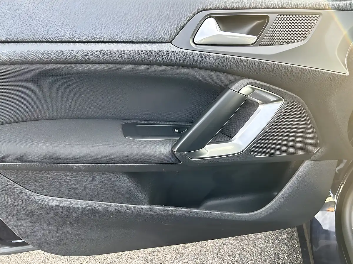 Used 2017 Peugeot 308 Allure Blue - Interior and Exterior details 14