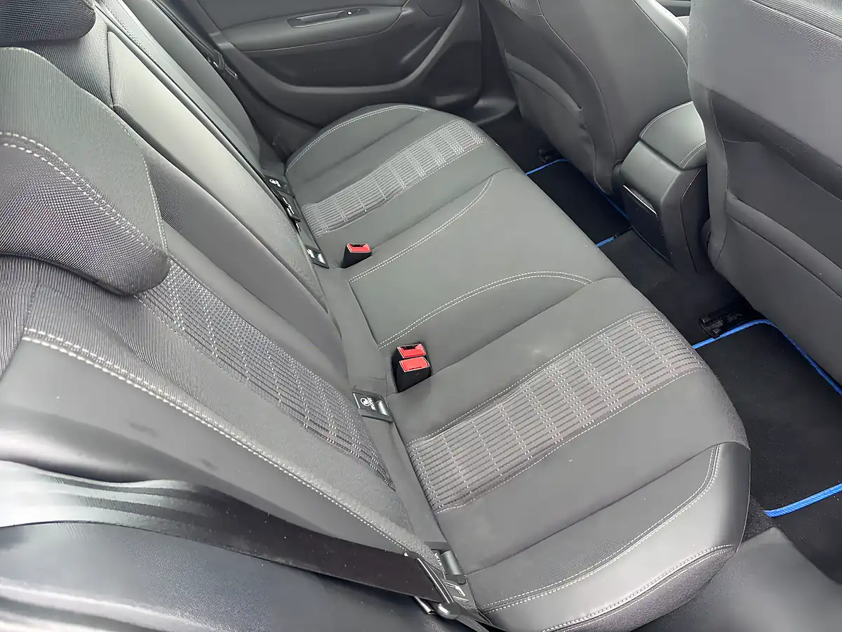 Used 2017 Peugeot 308 Allure Blue - Interior and Exterior details 9