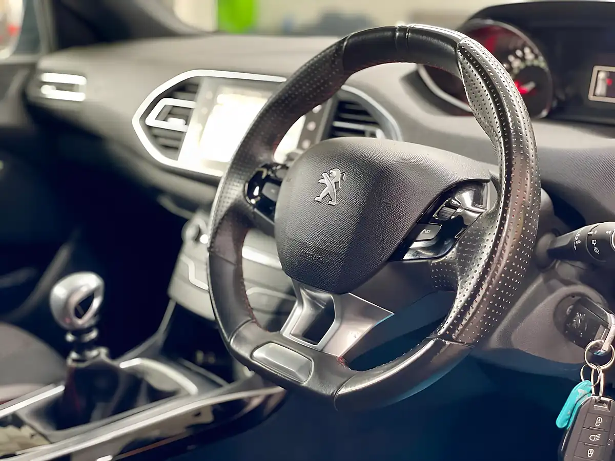 Used 2017 Peugeot 308 GT Line Blue - Interior and Exterior details 15