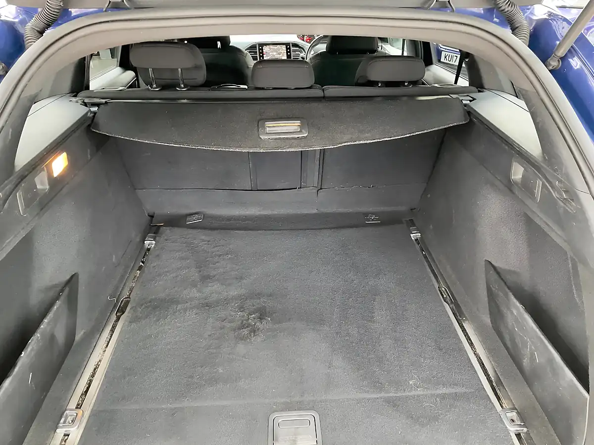 Used 2017 Peugeot 308 Sw GT Line Blue - Interior and Exterior details 15