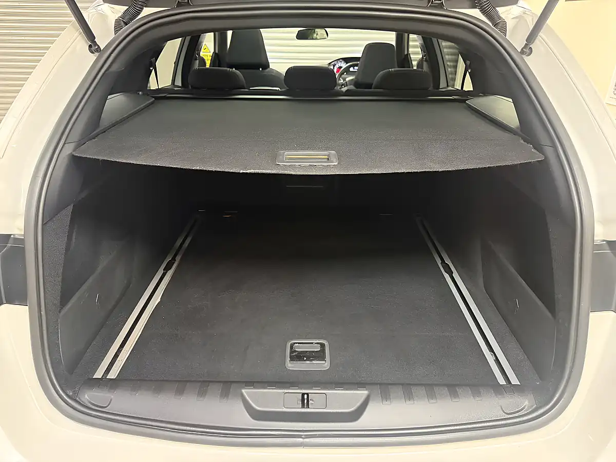 Used 2017 Peugeot 308 Sw GT Line White - Interior and Exterior details 13