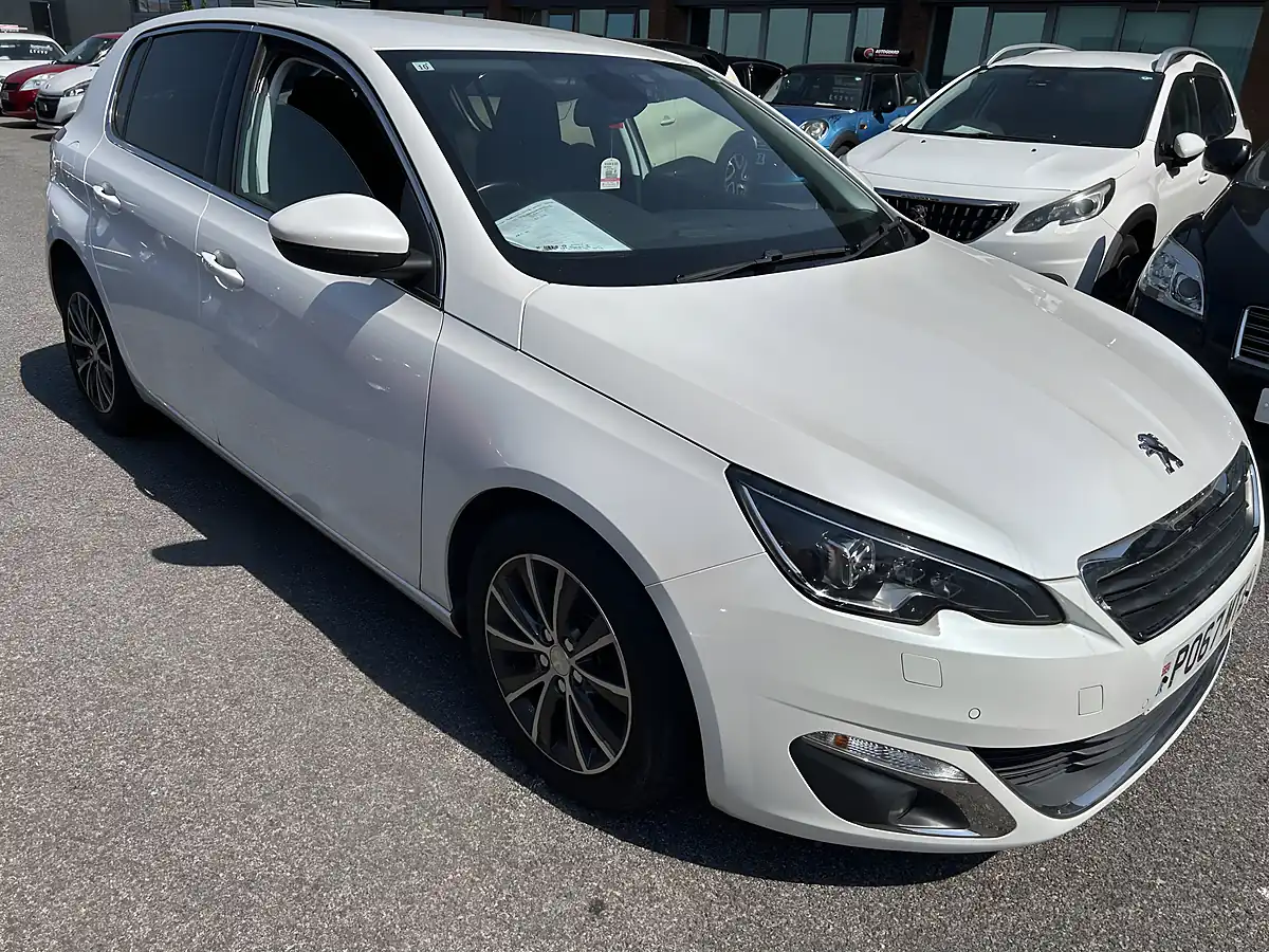 Used 2017 Peugeot 308 White - Front View