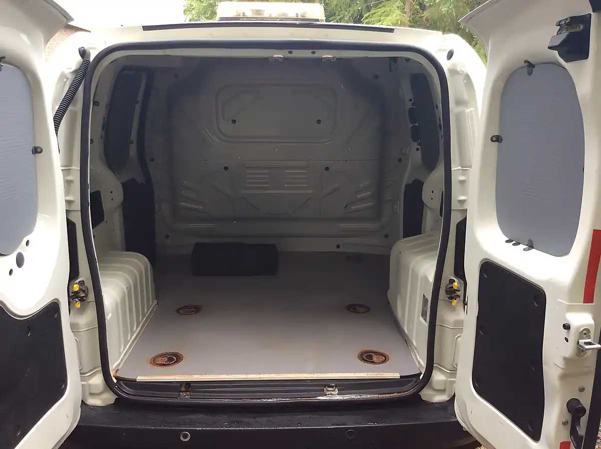 Used 2017 Peugeot Bipper Professional White - Interior and Exterior details 12