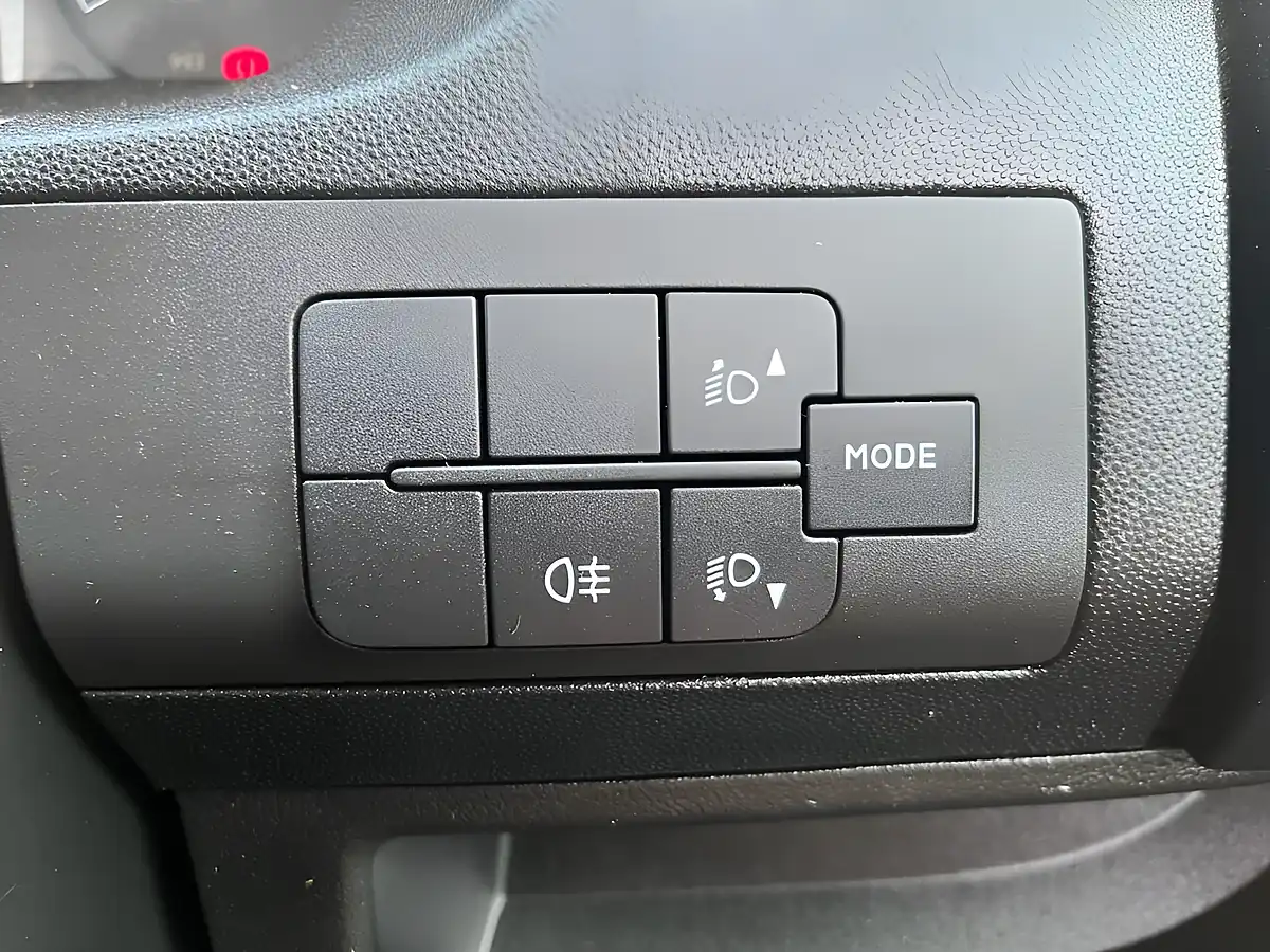 Used 2017 Peugeot Boxer 335 Chassis Cab White - Interior and Exterior details 17