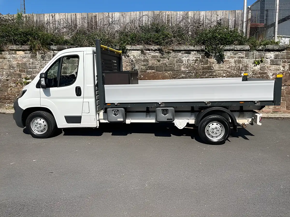 Used 2017 Peugeot Boxer 335 Chassis Cab White - Interior and Exterior details 4