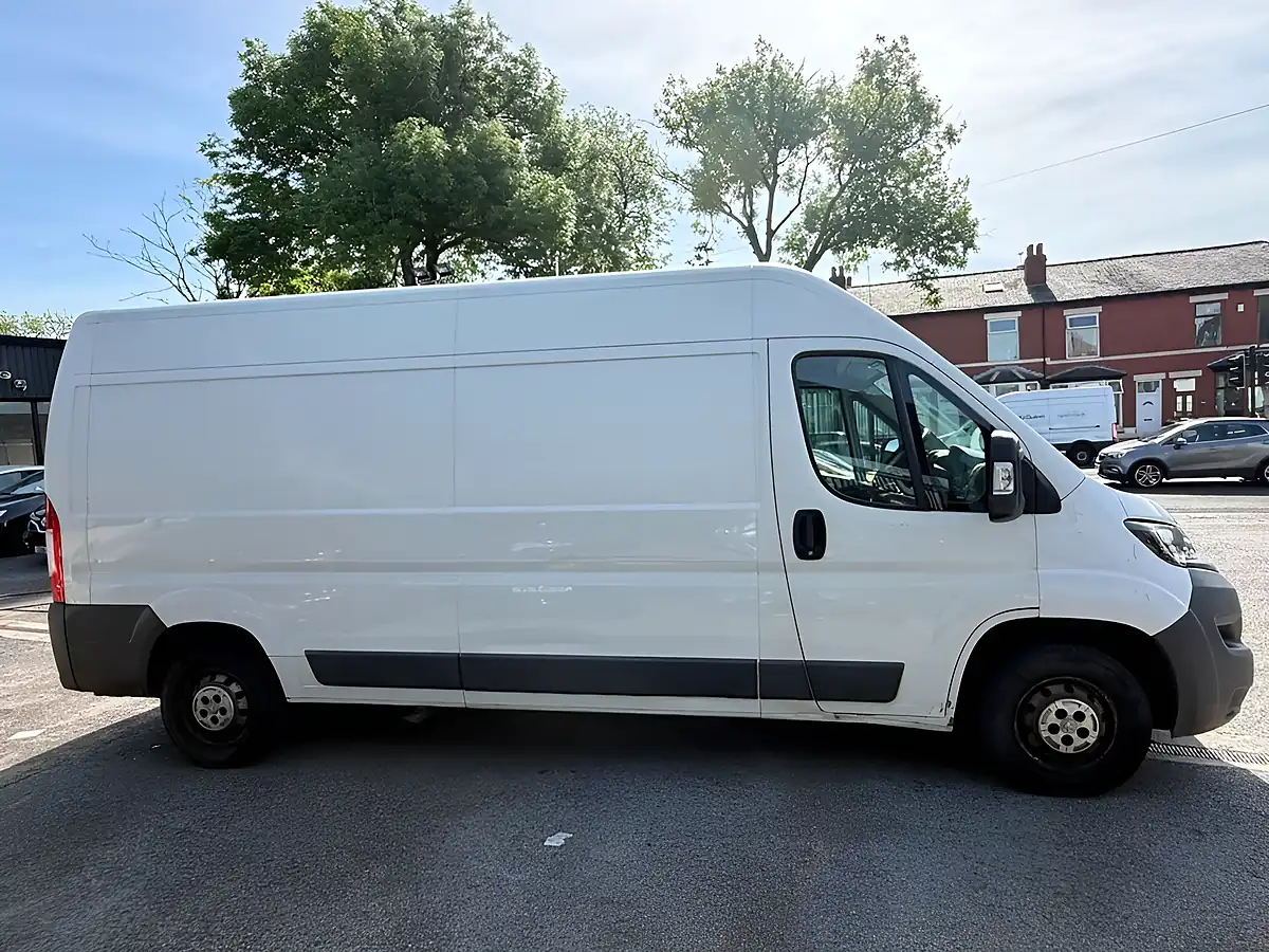 Used 2017 Peugeot Boxer Professional White - Interior and Exterior details 4